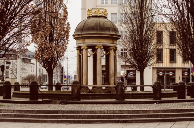 Der Artesische Brunnen am Albertplatz besteht aus einem Brunnenhaus, einem Trinkbrunnen und einer Fontäne mit Wasserbecken.