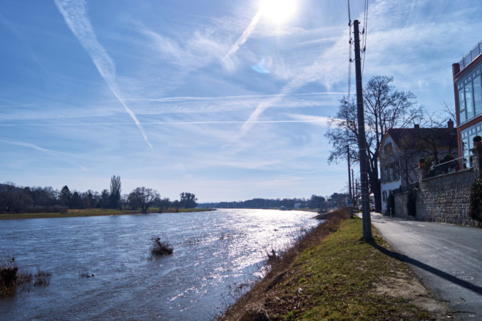 Das Elbufer lädt zu einem Spaziergang ein