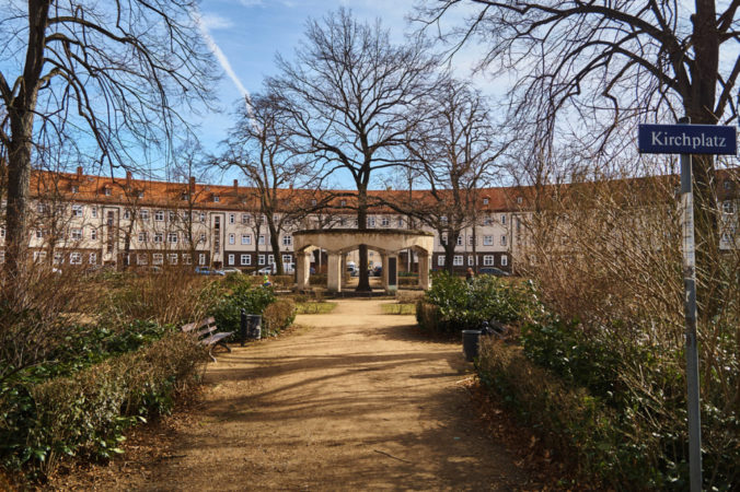 Kirchplatz mit Ehrenmal für die Gefallenen des Ersten Weltkrieges