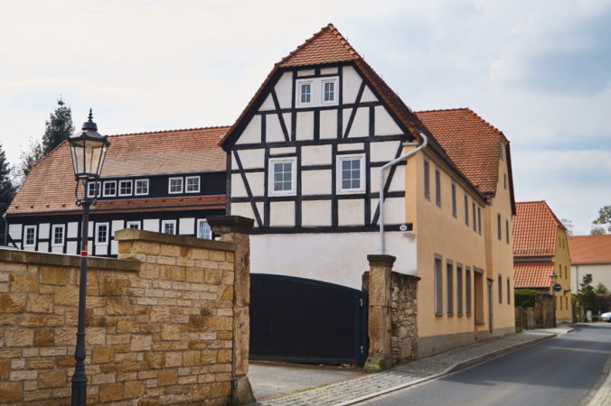 Die zahlreichen Bauernhäuser und Fachwerkbauten verleihen dem Stadtteil einen ländlichen Charme