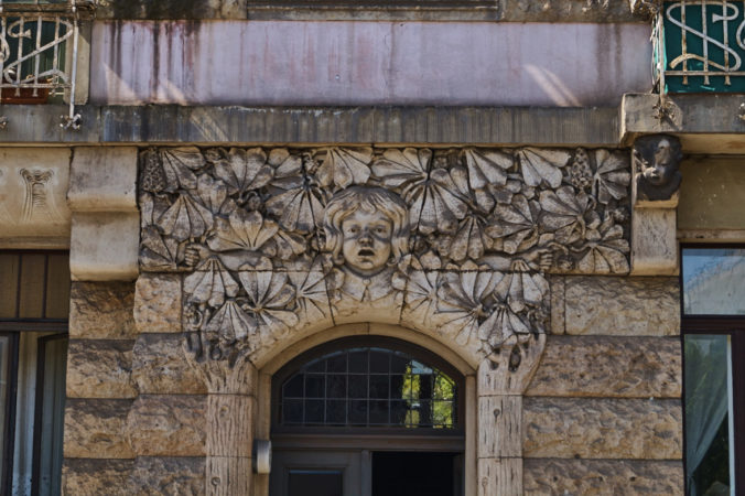 Portal auf der Bundschuhstraße mit herausrufenden Frauenkopf