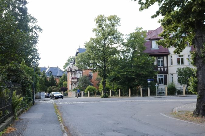 Wenig Straßenverkehr sorgt für eine ruhige Umgebung in Loschwitz.