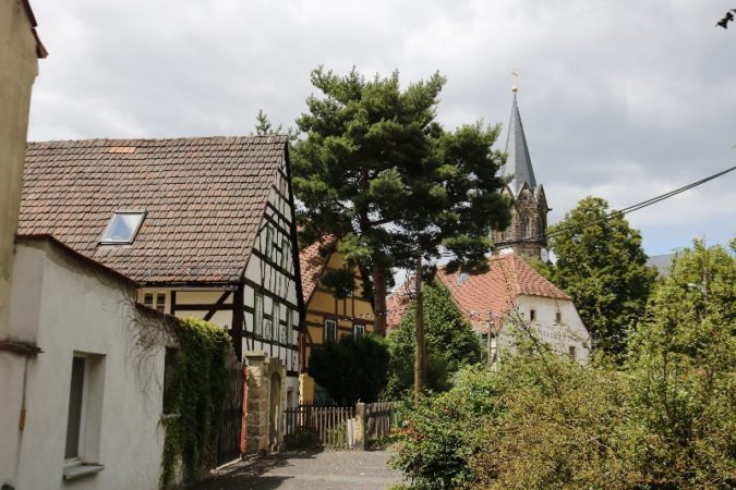 Der historische Dorfkern in Altkaditz mit Blick auf die Turmspitze der Emmanuskirche.