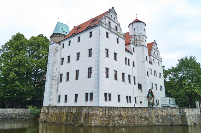 Zauberschloss Schönfeld mit breitem Wassergraben