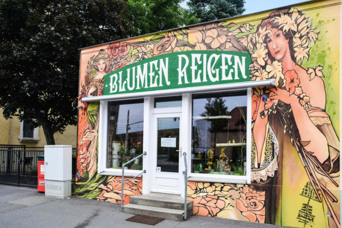 Das Graffiti am Blumenladen sticht bei einem Spaziergang ins Auge