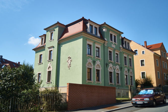 Wohnhaus mit vielen Zierelementen