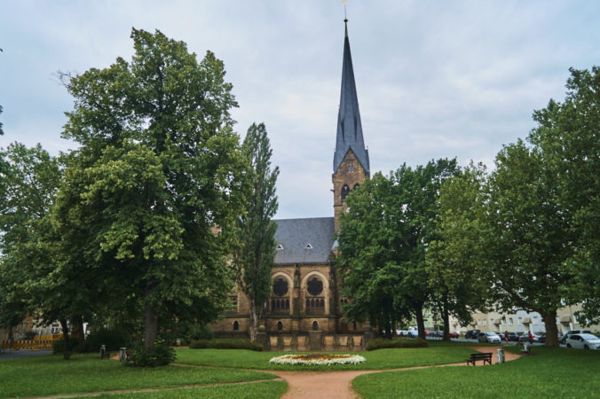 Die evangelisch- lutherische Himmelfahrtskirche bildet das Wahrzeichen des Stadtteils