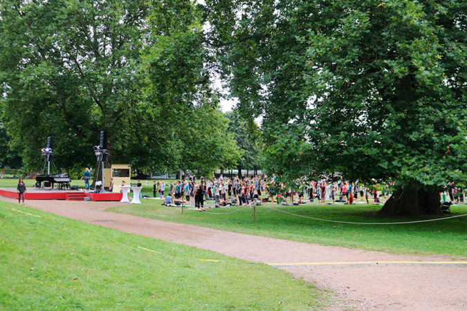 Alle Kurse sind stetes gut besucht und der Garten des Japanischen Palais bietet viel Platz für seine Gäste.