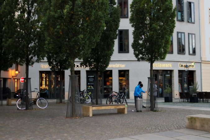 Bereits von Außen wirkt die Burgerei schick und edel.