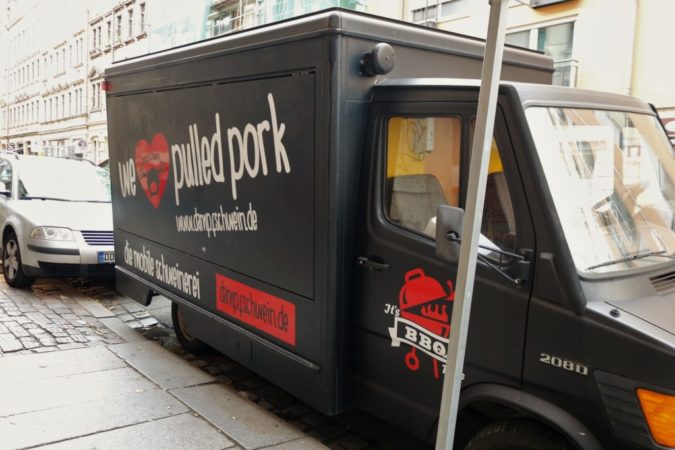 Der Foodtruck ist kaum zu übersehen und wartet vor dem Laden auf seine Burger.