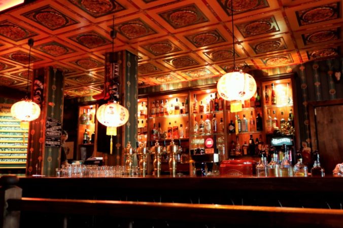 An der Bar gibt es eine große Auswahl an leckeren Drinks.