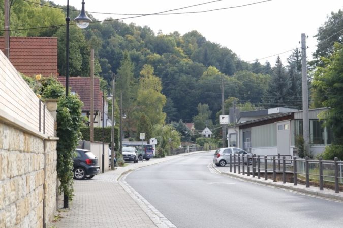 Straßen mit wenig Verkehr und Blick in die Wälder.
