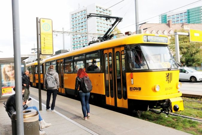 Auch heute fahren noch ältere Bahnen durch die Stadt.