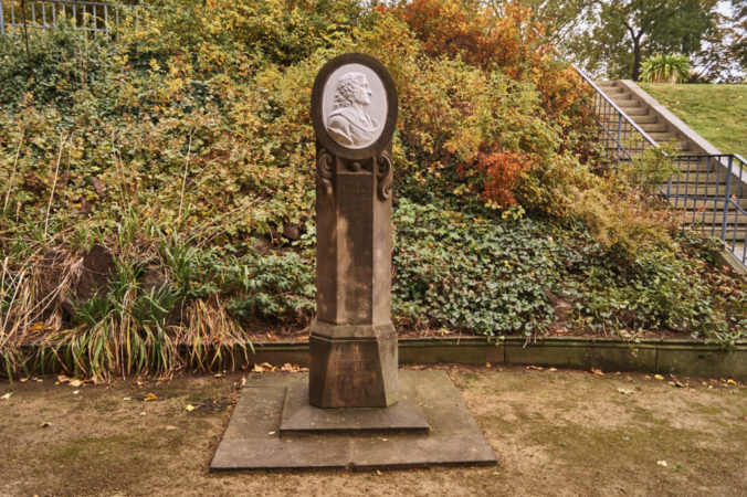 Böttger Denkmal auf der Brühlschen Terrasse