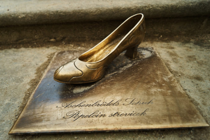 Die Skulptur des Schuhs von Aschenbrödel.