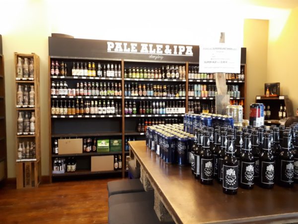 Die Auswahl an Bier ist wirklich unglaublich. Das ist nur eins der vielen Regale.