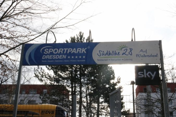 Die Straßenbahnlinie 11 hält direkt vor dem Eingang des Sportparks.