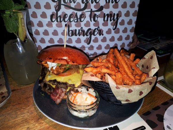 Der El Gordo mit doppelt Fleisch und Süßkartoffel-Fries.