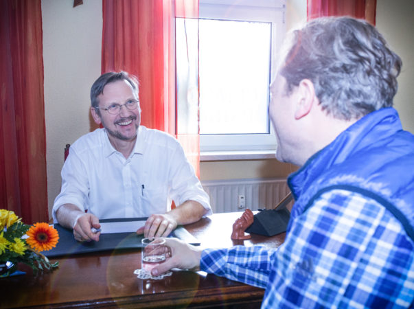 Endlich mal alle Fragen zum Heilfasten stellen. Unser Begleiter auf unserer „Heilfast-Mission“ ist Dietrich Mühlberg von der Dresdner Heilpraktikerschule. | Foto: Christian Held