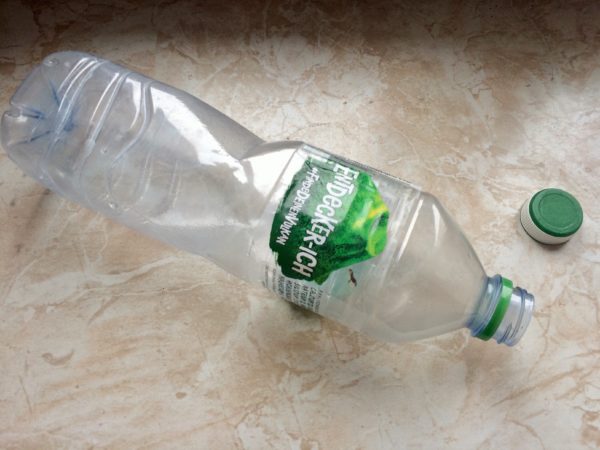 Trenne den Deckel von der Pfandflasche. Flasche in den Pfandautomaten, Deckel zur Lagerstelle. | Foto: Susann Hering