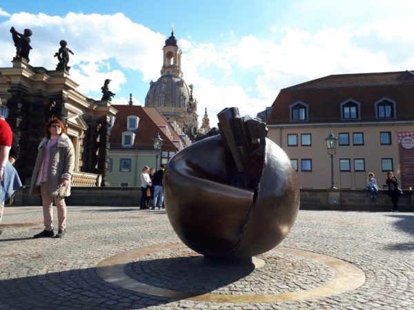 Das Planetendenkmal mit Blick auf die Frauenkirche.