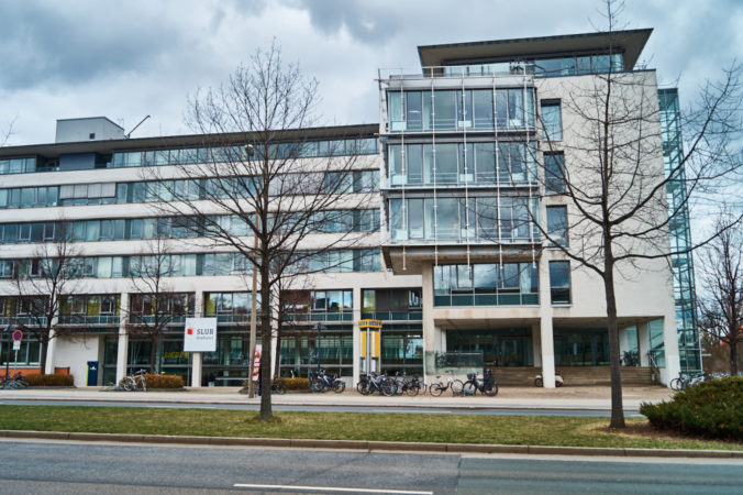 Die Bereichsbibliothek DrePunct befindet sich direkt gegenüber der SLUB.