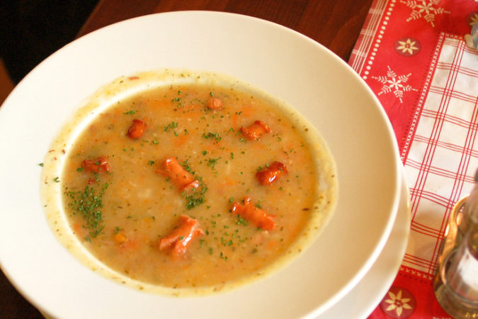 Eine typisch Sächsische Kartoffelsuppe mit Wiener Würstchen. ©wikipedia