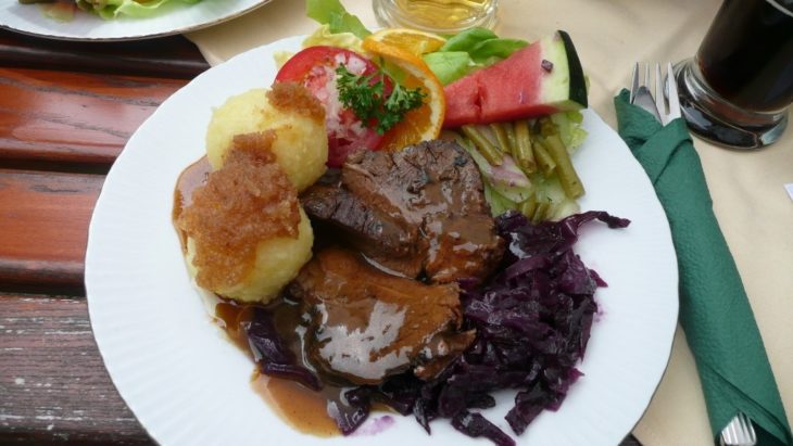 Sächsischer Sauerbraten mit Kartoffelklößen und Rotkraut. ©wikipedia