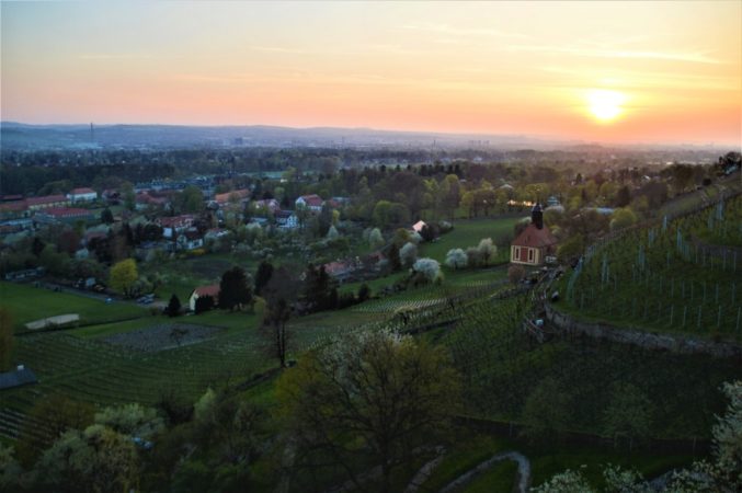 Der atemberaubende Blick auf Pillnitz und die Weinbergkirche