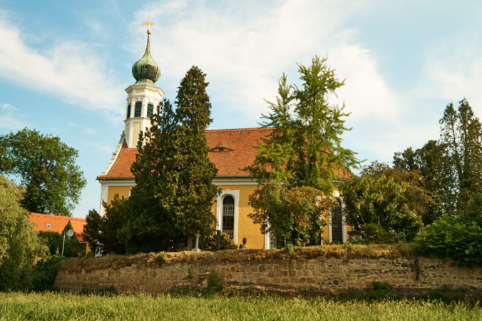 Kirche Maria am Wasser in Stadtteil Dresden Hosterwitz