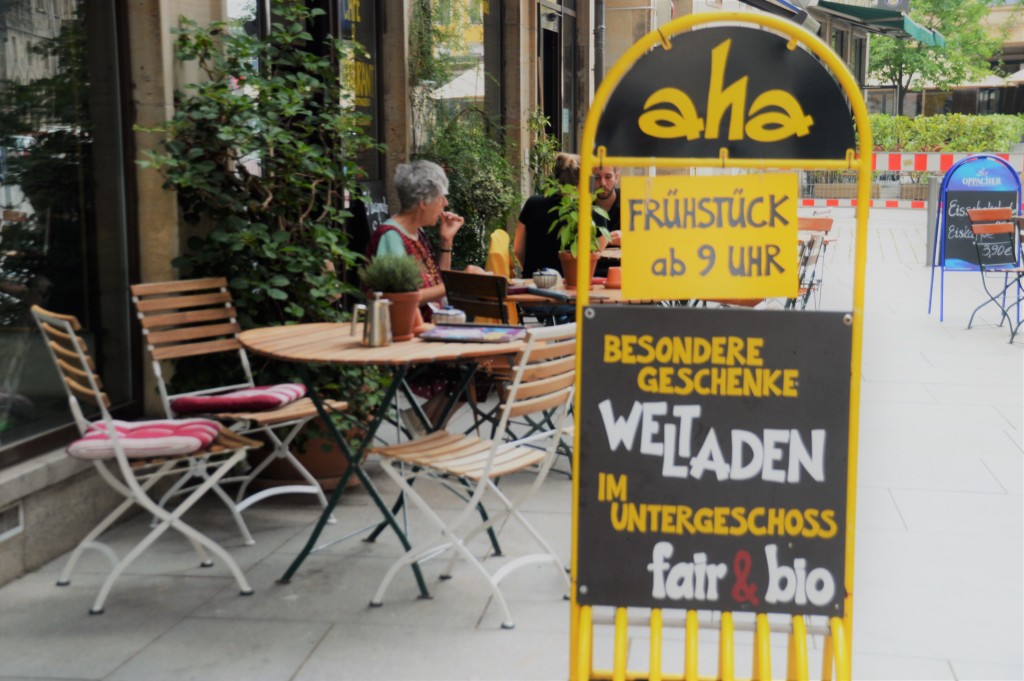 Im Aha Ladencafe fühlt man sich wohl. Egal ob für den Hunger, Durst oder wenn ihr euch etwas schönes kaufen wollt, hier werdet ihr fündig und glücklich!