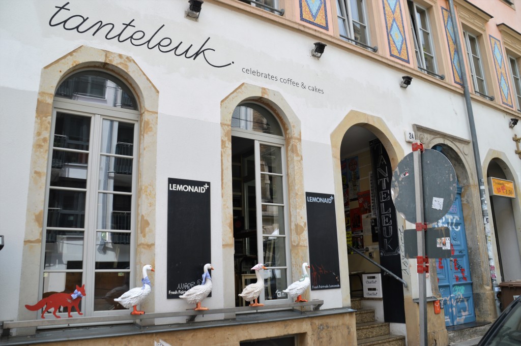 Das lauschigste gute Laune Cafe der Neustadt bietet immer ein gemütliches Plätzchen für Kaffe und Kuchen.