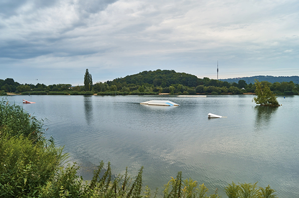 Blick auf die Wassersportanlagen des Kiessee Leuben in Dresden