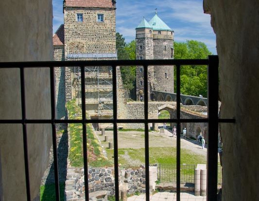 Blick durch ein Fenster nach draußen