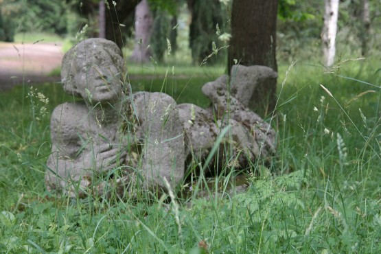 Die Liegende im Botanischen Garten Dresden