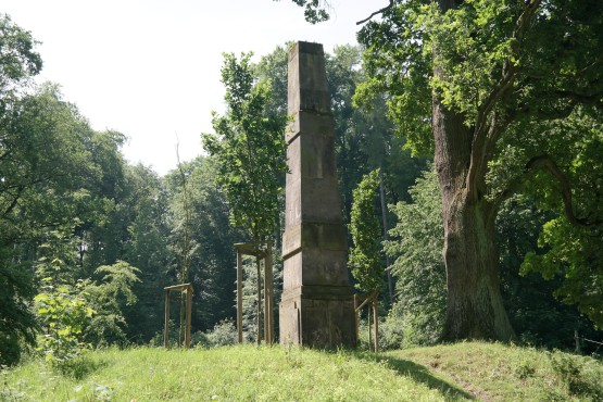 Obelisk im Seifersdorfer Tal