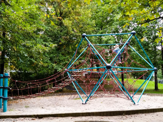 Kinderklettergerüst mit Zugangsbrücke