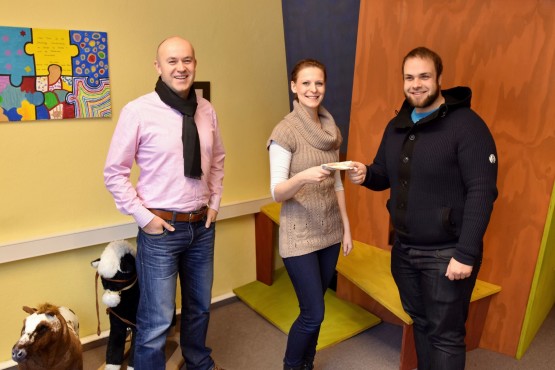 Simon Baumheier und Marcus Franke vom heydresden-Team übergeben den Spendenscheck an Kathleen Ast vom Sonnenstrahl e.V.