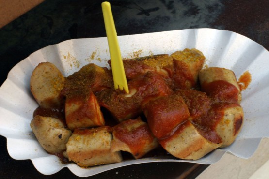 Der Klassiker geräucherte Currywurst mit milder Soße