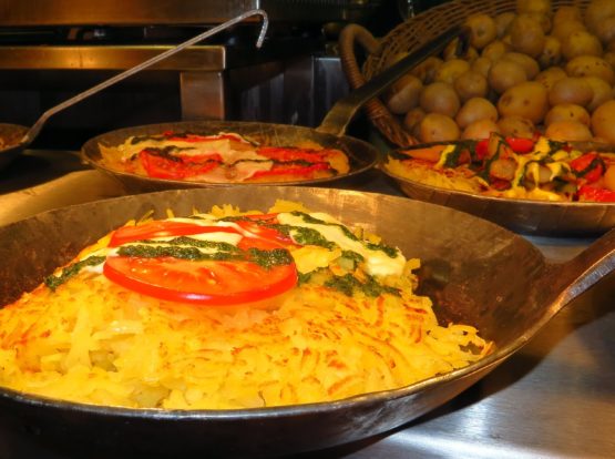 Schweizer Spezialität: Rösti im Marché Mövenpick im Hauptbahnhof Dresden