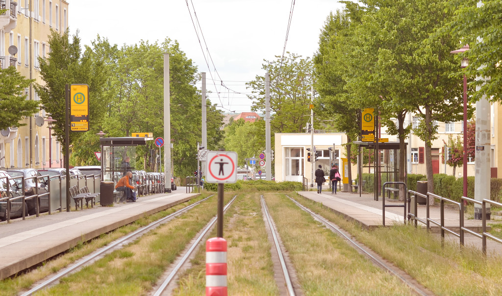 Die Haltestellen „Pennricher Straße“ und der „Hebbelplatz“ sind die Hauptverkehrspunkte für öffentliche Verkehrsmittel.