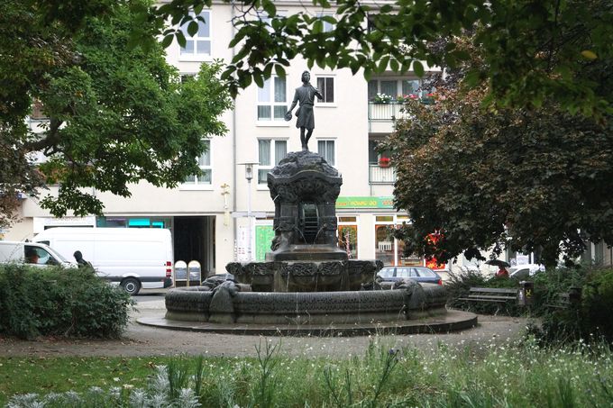 Brunnen am F.-C.-Weiskopf-Platz mit Figur des Müllersburschen