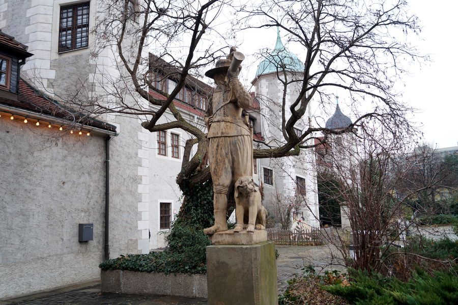 Diese traditionelle Figur befindet sich vor dem Jägerhof und begrüßt die Gäste des Museums.