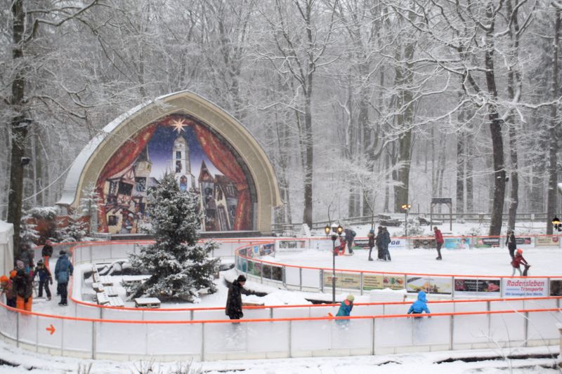 Konzertplatz im Waldpark mit Eisbahn