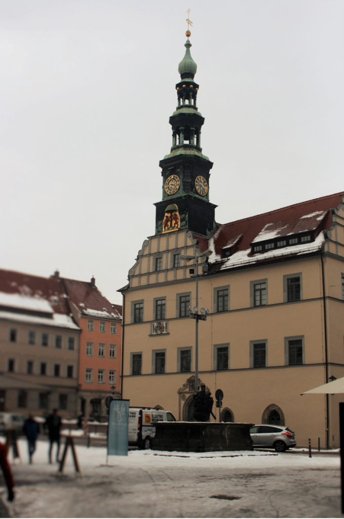 Bildschirmfoto-2017-02-15-um-20.46.06-679x1024 Markant sticht der Rathausturm zwischen den anderen Gebäuden am Marktplatz hervor