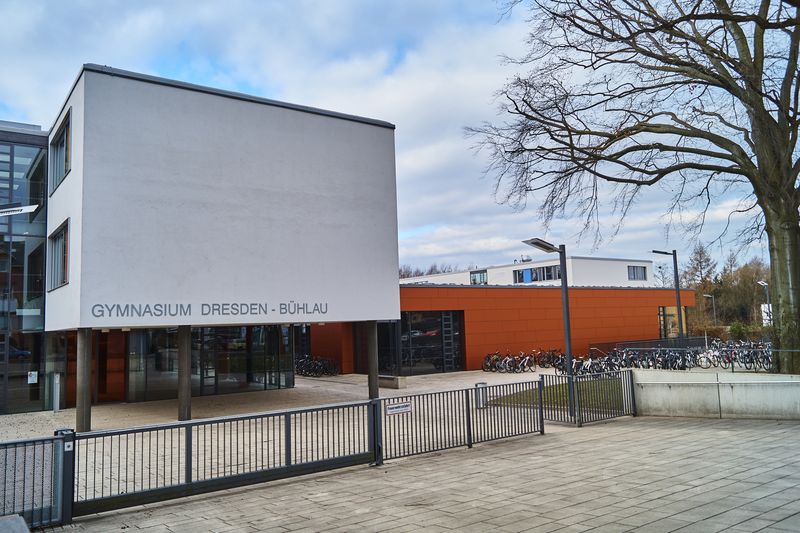 Das Gymnasium in Bühlau wirkt sehr modern und bietet viel Platz