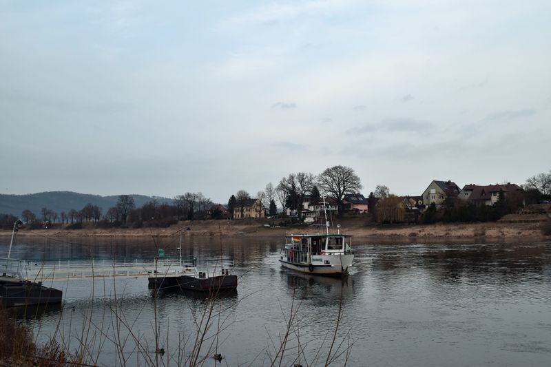 Elbe-Fähre2 Die Fähre bringt die Anwohner über die Elbe