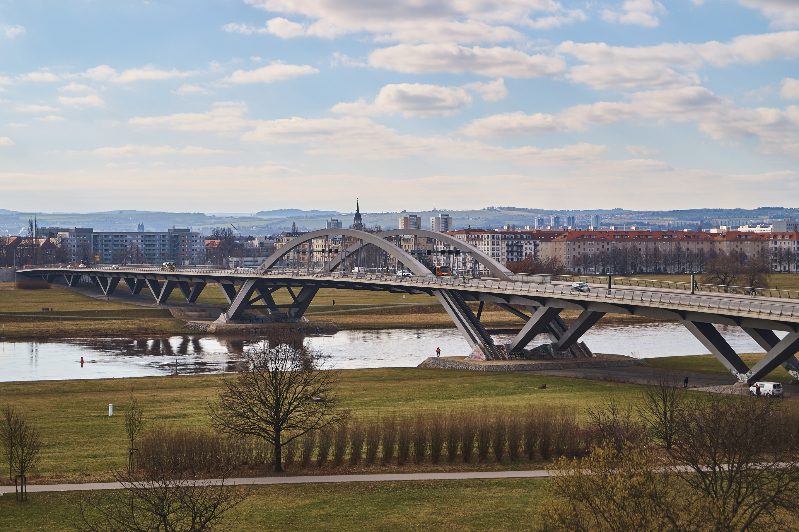 Die Waldschlösschenbrücke verbindet Johannstadt mit der anderen Elbseite