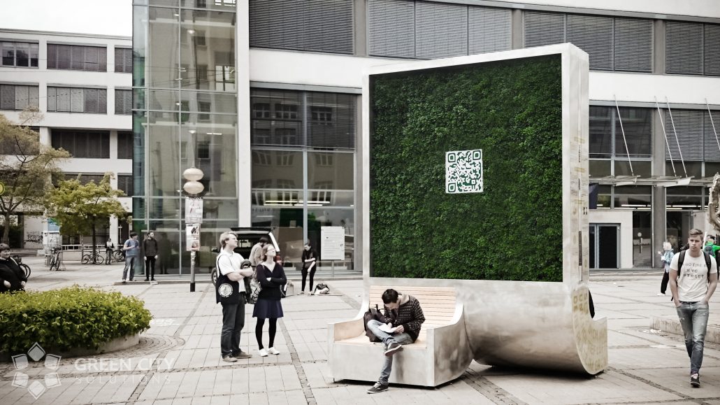 CityTree_Jena_mit-QR-Code_mW-1030x579 Ein City Tree in Jena. In Dresden stehen aktuell drei Exemplare: in Rossendorf sowie auf dem Campus der TU und der HTW. © GCS