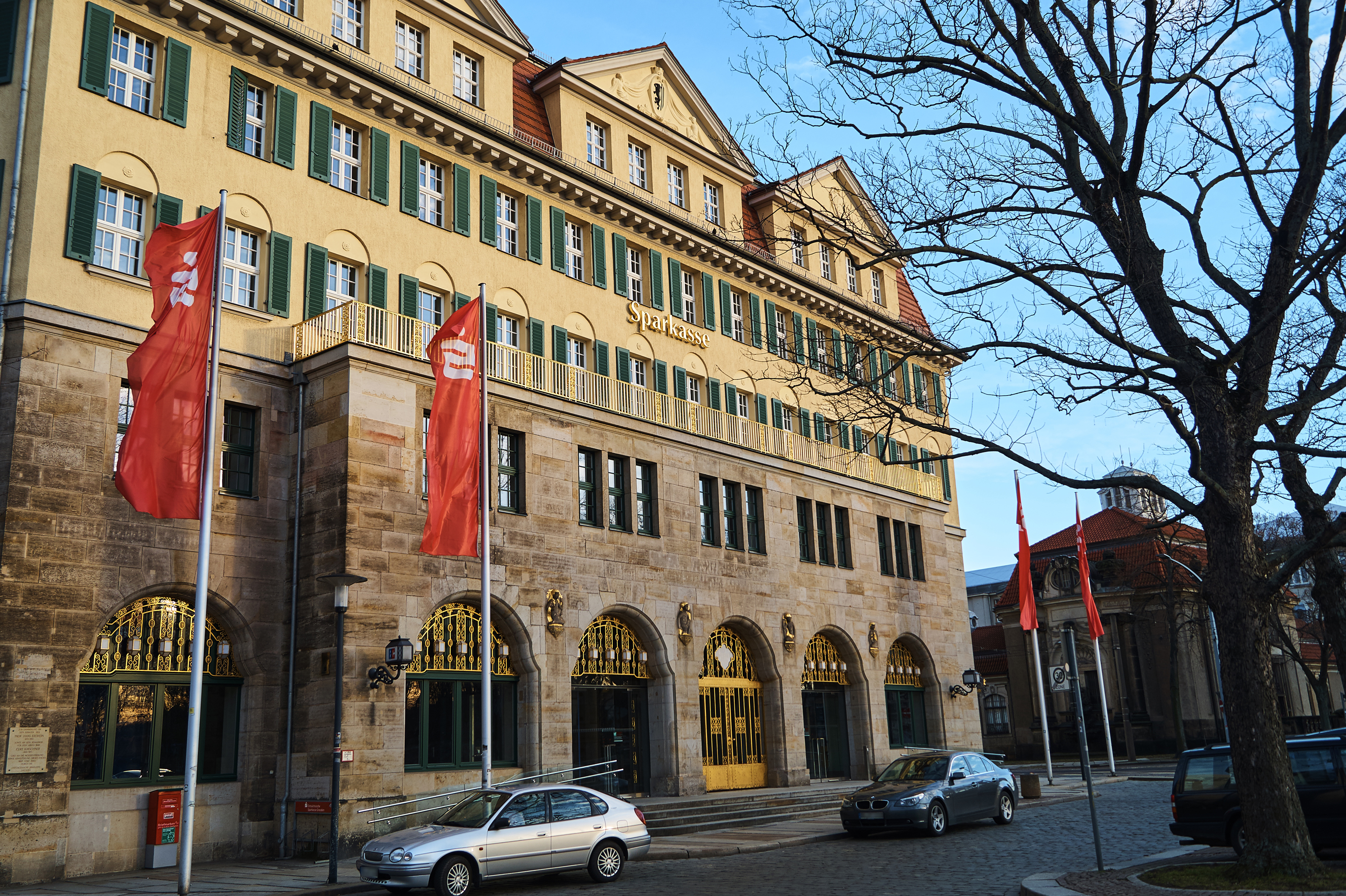 Das ehemalige Stadthaus Johannstadt, das heute die Sparkasse beherbergt